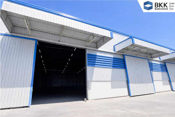 ประตูบานเลื่อนขนาดใหญ่ สะดวกต่อการถอยรถขนส่งสินค้า